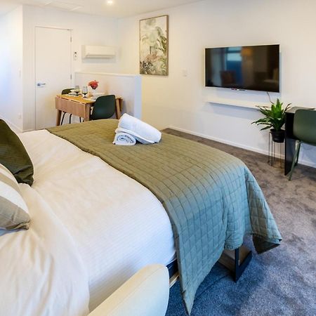 Luxury Studio With Balcony - Close To Supermarket Christchurch Buitenkant foto