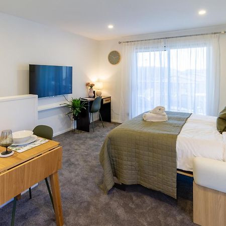 Luxury Studio With Balcony - Close To Supermarket Christchurch Buitenkant foto