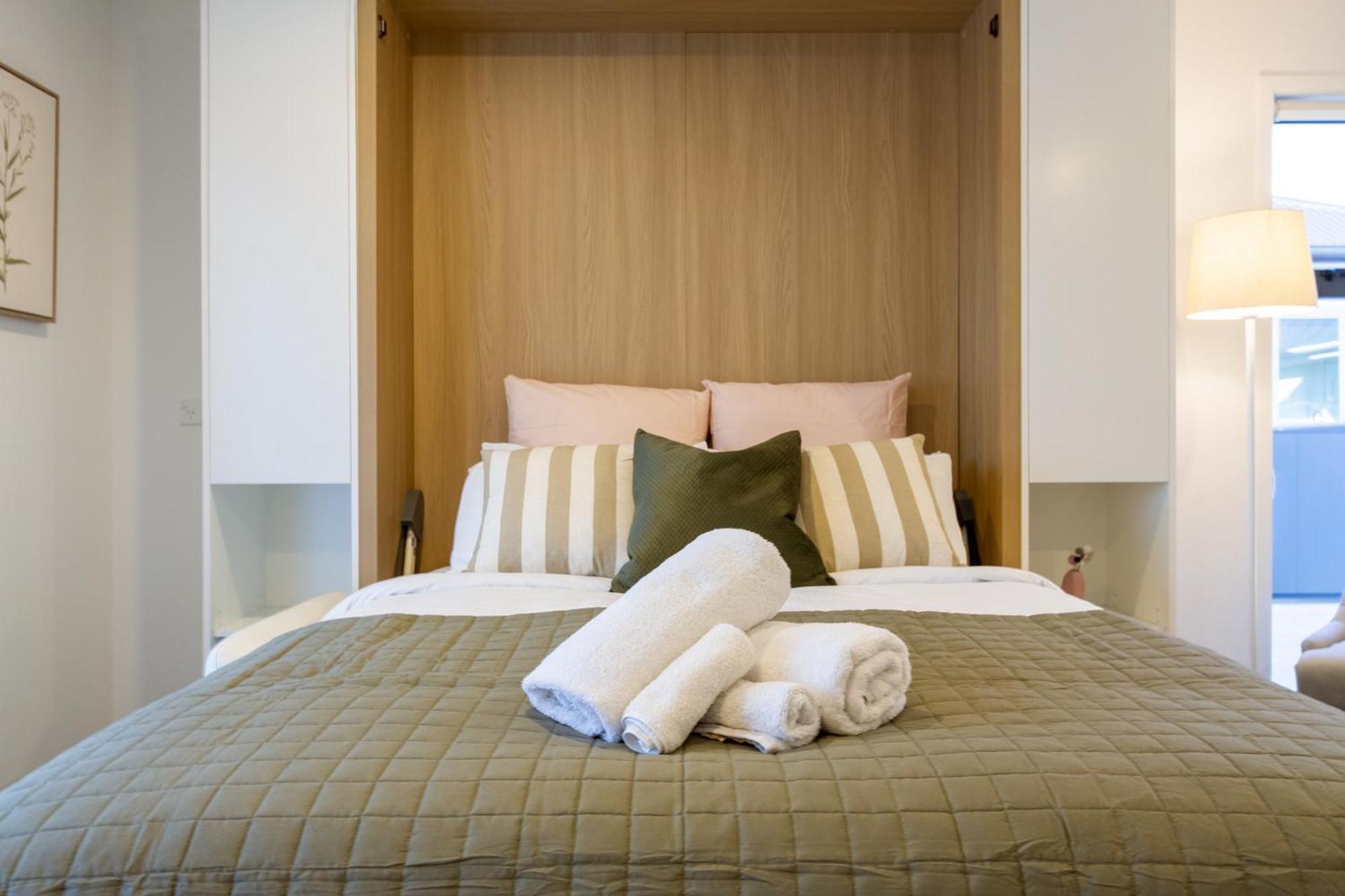 Luxury Studio With Balcony - Close To Supermarket Christchurch Buitenkant foto