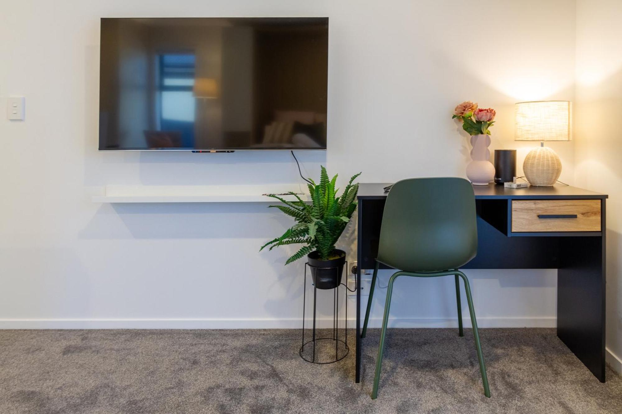 Luxury Studio With Balcony - Close To Supermarket Christchurch Buitenkant foto