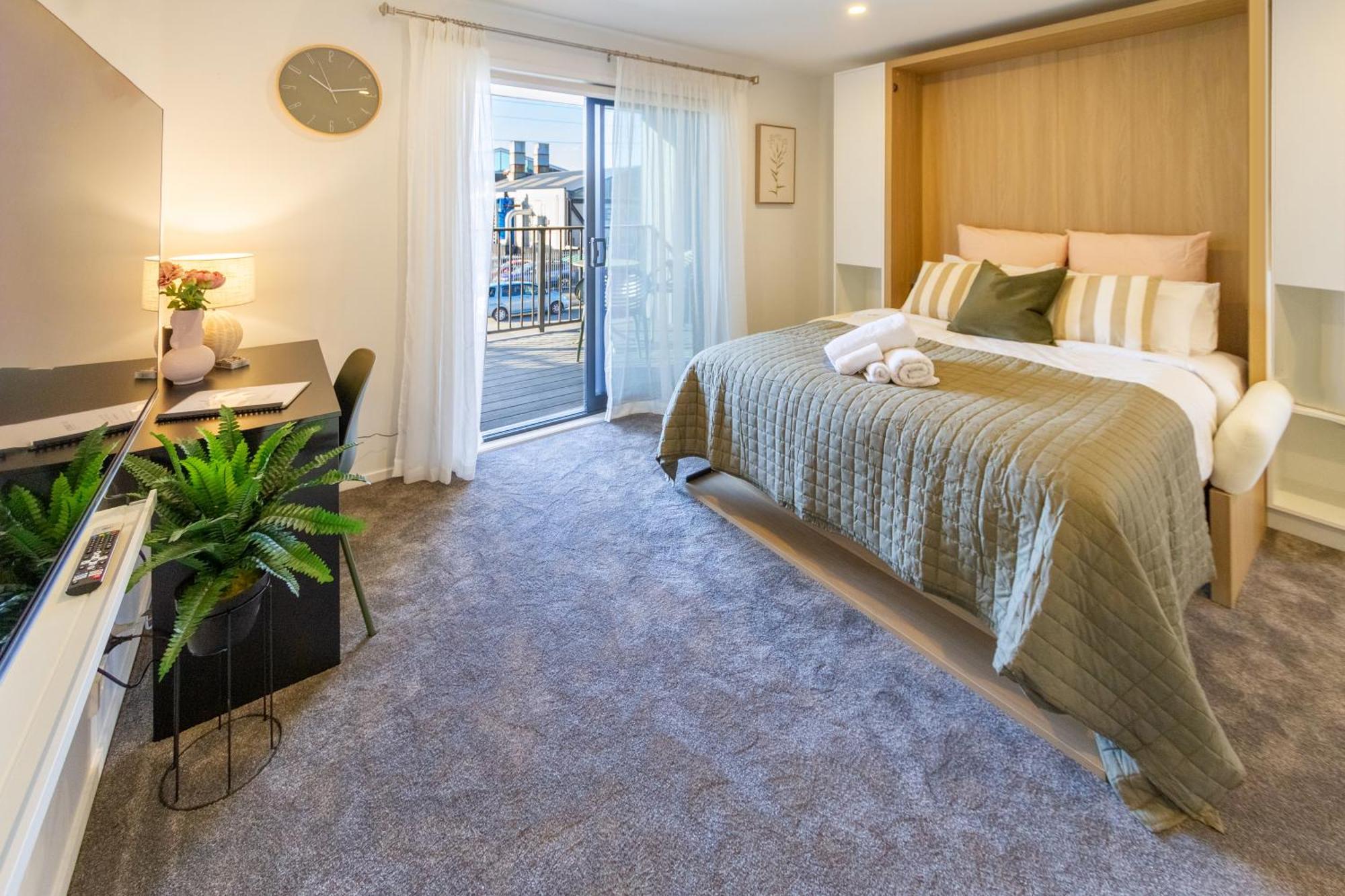Luxury Studio With Balcony - Close To Supermarket Christchurch Buitenkant foto