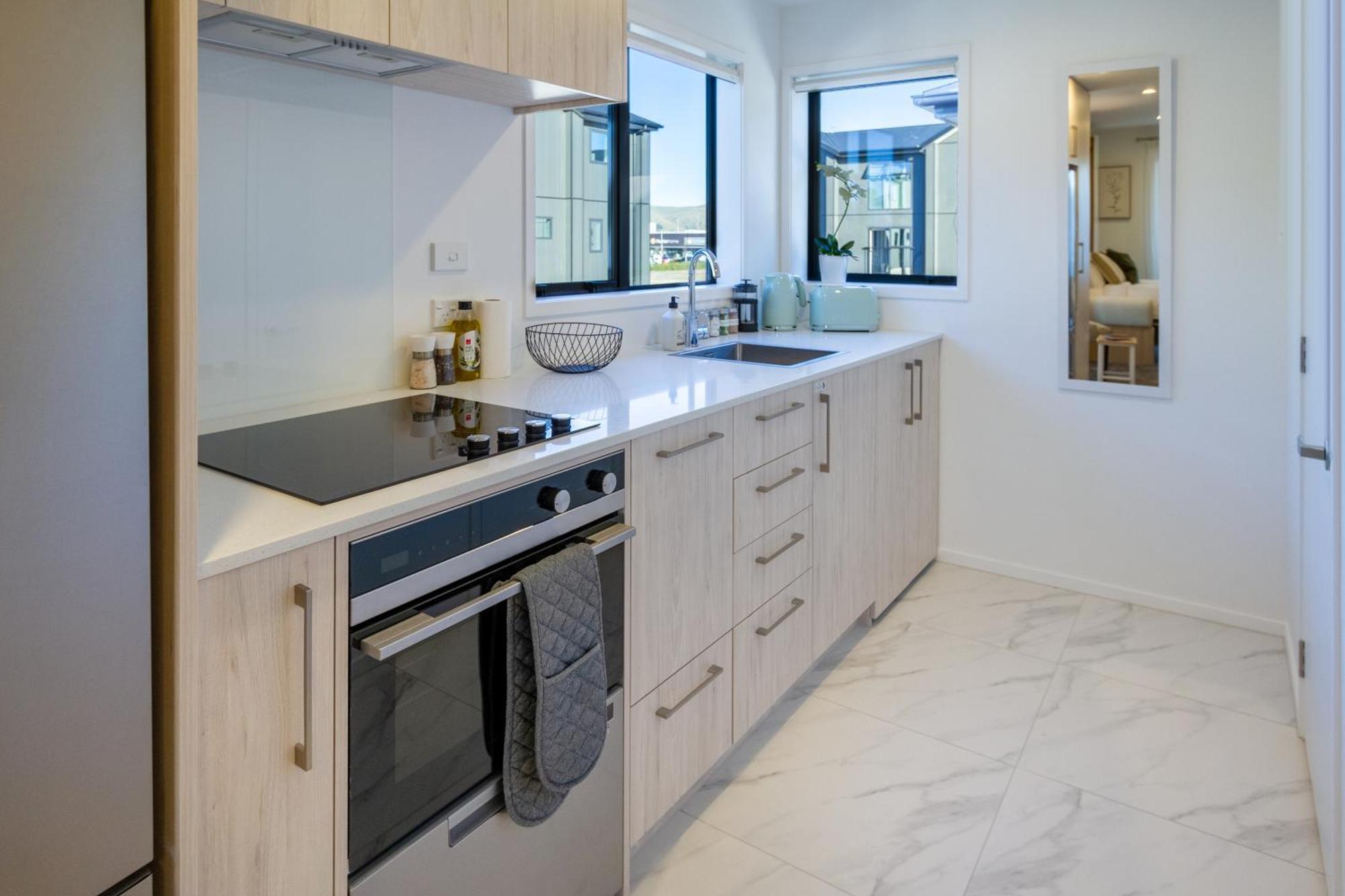 Luxury Studio With Balcony - Close To Supermarket Christchurch Buitenkant foto