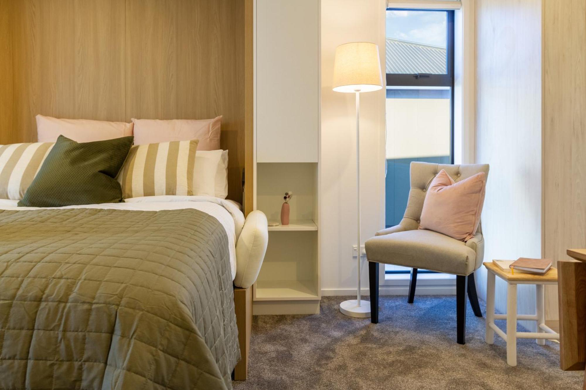Luxury Studio With Balcony - Close To Supermarket Christchurch Buitenkant foto