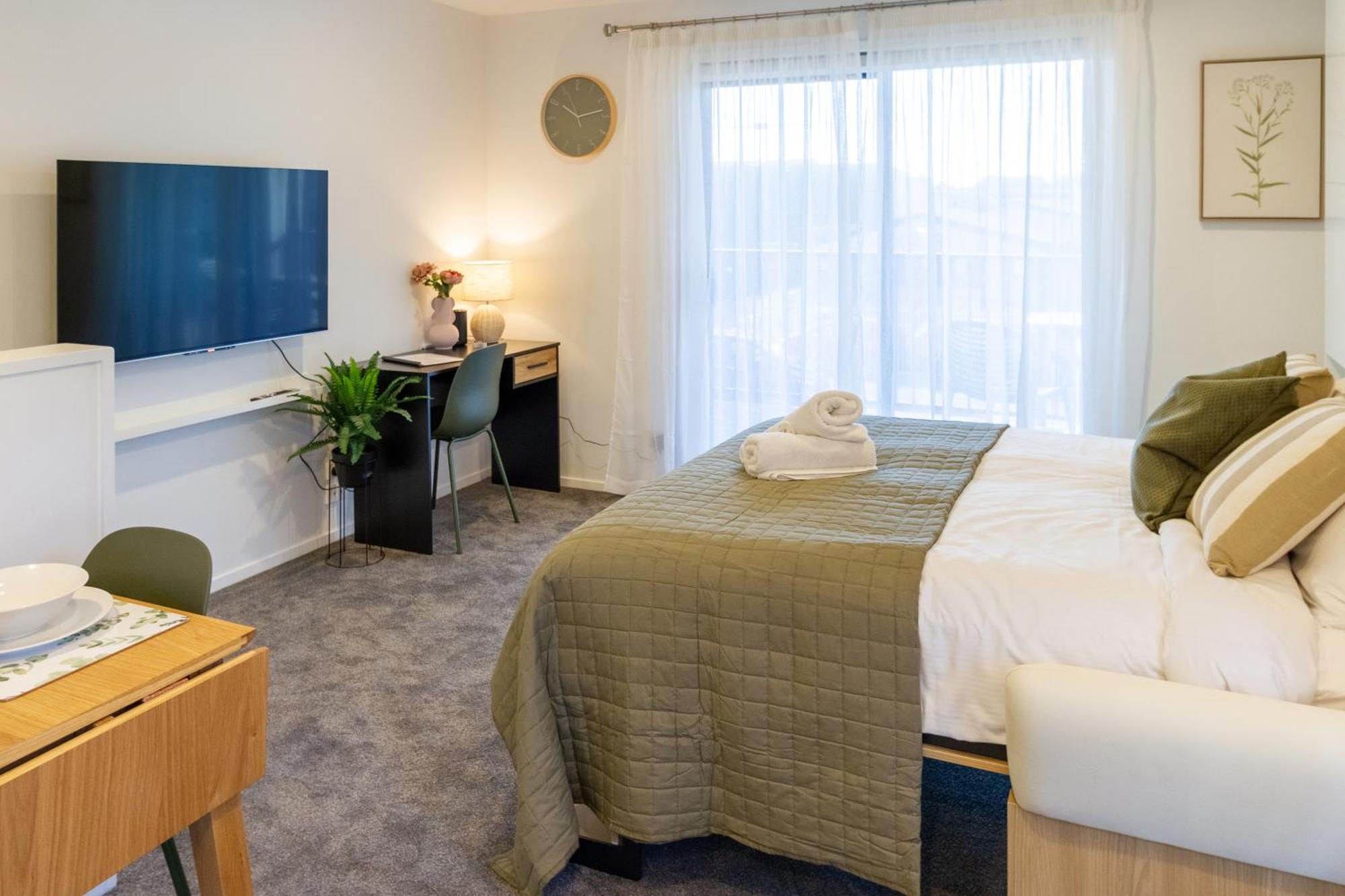 Luxury Studio With Balcony - Close To Supermarket Christchurch Buitenkant foto